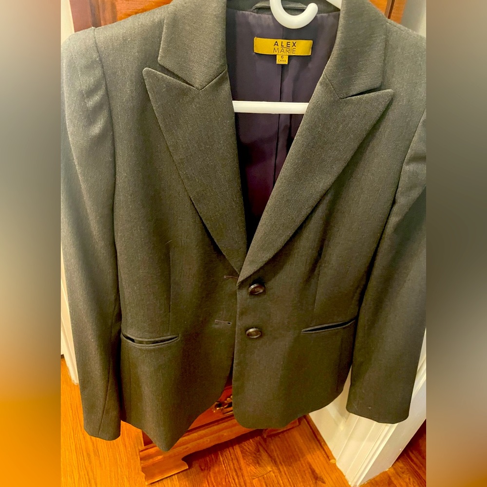 Alex Marie ladies suit coat size 6. Charcoal grey